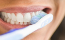 Dentifrice blanchissant : dangereux tous les jours ?