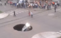 Vidéo - Une voiture avalée par un trou béant dans la chaussée