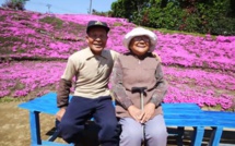 Sa femme perd la vue, il passe 2 ans à planter des milliers des fleurs parfumées afin de lui redonner le sourire