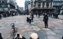 Des Bruxellois décorent les rues de leur ville avec des messages de paix