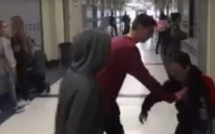 Ce garçon se fait bousculer dans un couloir du lycée. La réaction des élèves m’en a bouché un coin!