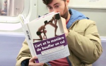 Il lit des livres très embarrassants dans le métro, et la réaction des passagers est à mourir de rire !