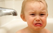 Si vous voulez calmer un bébé qui pleure, vous devriez connaître ces astuces. Ça se cache sous le pied.