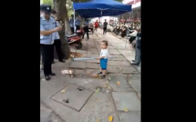 Chine : Un enfant de 3 ans repousse des policiers qui voulaient s'en prendre à sa grand-mère