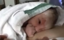 Le papa filme son fils juste après sa naissance. Mais ce que fait le bébé avec son doigt l’a fait mourir de rire!