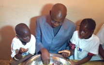 Lancement du Projet d'alimentation scolaire : Serigne Mbaye Thiam attablé avec des élèves de Mbilor