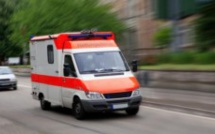 Une fillette de 10 ans gît sur le sol grièvement blessée. Lorsque l’ambulance arrive… Je suis choquée!
