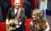 Ces 2 filles chantent dans le métro. Mais ce que fait un passager à 2:03 a fait halluciner tout le pays!