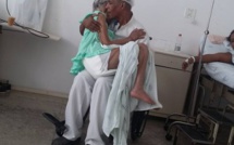 À l’hôpital, cet infirmier voit la vieille dame seule et souffrante et lui fait ÇA! Son geste touche le pays entier.