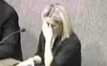Elle tente de diriger une réunion à la mairie. Lorsqu’il se passe ÇA à 0:09, elle n’en peut plus!