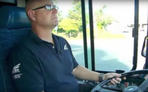 Quand ce chauffeur de bus voit monter le garçon de 3 ans, il concocte un plan pour piéger l’homme qui l’accompagne.