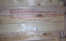 Après la mort de son père, cet homme trouve un message secret qu’il a écrit sur un banc. Ce qu’il dit va profondément vous toucher!
