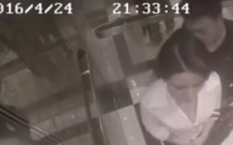 La caméra de surveillance filme comment l’homme harcèle la femme dans l’ascenseur. Mais attendez de voir ce qui se passe à 0:21!