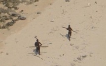 Les deux pêcheurs ne réagissent pas aux cris. Quelques instants plus tard, c’est fini pour eux!