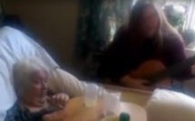 La fille rend visite à sa mère à l’hospice et lui chante une chanson. Ce qui se passe à 0:30 m’a fait monter les larmes aux yeux.