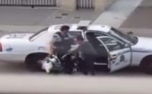 La dame filme ce que le policier fait à sa vieille voisine aveugle. La scène a remué tout le voisinage!