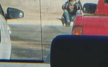 La jeune femme voit ce SDF dans le rétroviseur. Ce qu’il a dans les mains la touche au plus profond d’elle même.