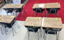 Juste avant l’examen, ce prof s’est amusé à gribouiller sur toutes les tables de la classe! Regardez ce qu’il a écrit à ses élèves!
