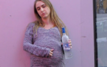 Les gens dévisagent cette femme enceinte. Ce qu’elle fait en plein milieu de la rue est révoltant.