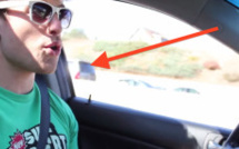 Ce gars le double sur l’autoroute et il n’en croit pas ses yeux. Le résultat est un succès mondial !