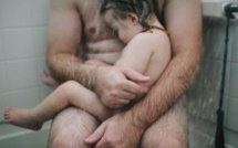 La maman prend une photo quand elle voit son mari dans la douche avec son fils d’un an. Mais ce qui se cache derrière cette image affole tous les internautes!