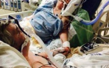 Alors que ses parents sont en train de mourir à l’hôpital, le fils prend cette photo. Mais la raison pour laquelle il le fait est bouleversante.