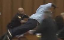 Il attaque l’assassin de sa fille en plein tribunal (vidéo)