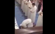 Vidéo - Incroyable : En pleine séance de prière dans une mosquée, un djinn n’arrive plus à supporter le récital de Coran et se montre