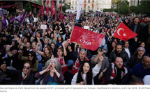 Turquie: des milliers de soutiens devant le Parlement après l'assaut du siège du CHP