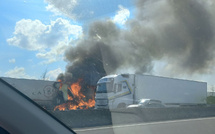 Diamniadio : un camion-citerne en flammes provoque d’importants embouteillages sur l’autoroute à péage