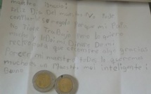 Touchant : une élève donne tout son argent de poche à son professeur
