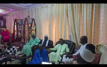 Youssou Ndour rend hommage au Jaaraf Papa Youssou Ndoye lors d’une visite de condoléances à Ouakam