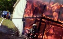 Un pompier filme un impressionnant incendie avec une caméra sur son casque