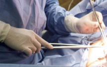 Il se fait enlever un testicule par un apprenti chirurgien dans un motel
