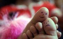 Écoeurant : un homme explose une veille ampoule géante sur son pied