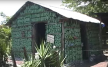 Une femme construit une maison à l'aide de matériaux recyclés